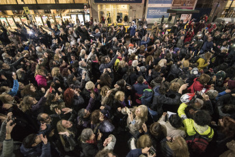 Buenos Aires, Argentina.-  En las imágenes miles de personas se juntaron en la fría noche del viernes 6 de septiembre de 2019 en distntos puntos de Buenos Aires para realizar un "flashmob" en contra del gobierno del Presidente Mauricio Macri, y en particular del Jefe de Gobierno de la Ciudad Autónoma de Buenos Aires, Horacio Rodríguez Larreta, el único político del círculo más cercano a Macri que ganó en su distrito en las últimas elecciones primarias argentinas del 11 de agosto.  El "flashmob" o "multitud relámpago" es una acción organizada en la que un gran grupo de personas se reúne de repente en un lugar público, realizan algo inusual y luego se dispersan rápidamente.  En este caso, la acción consiste en cantar una cumbia que se volvió viral que propone no votar al actual Jefe de Gobierno porteño Horacio Rodríguez Larreta y que dice en su estribillo "Macri ya fue, Vidal ya fue, si vos querés, Larreta también", instando a no votar por el candidato oficialista.