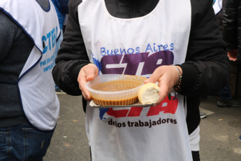 Buenos Aires, Argentina.- En la foto, hoy 11 de septiembre de 2019, en el Día del Maestro en la Argentina, los docentes se mobilizaron en distintos puntos del país convocados por la Confederación de Trabajadores de la Educación (Ctera). Con un desayuno comunitario y con juegos didácticos para toda la familia, los docentes celebraron su día con un pedido particular. "Con hambre no se puede enseñar ni aprender", fue la consigna del acto central por el Día del Maestro y la Maestra que se realizó frente al Cabildo. La jornada de tuvo por objetivo denunciar la situación que se vive en las aulas. "El hambre no espera", repitieron los maestros a lo largo de la mañana.