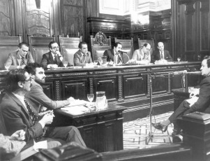 Argentina (1985) .- El tribunal que enjuició a las juntas fue la Cámara Nacional de Apelaciones en lo Criminal y Correccional Federal de la Capital Federal, integrada por los jueces Jorge Torlasco, Ricardo Gil Lavedra, León Carlos Arslanián, Jorge Valerga Araoz, Guillermo Ledesma y Andrés J. D’Alessio. El fiscal fue Julio César Strassera con quien colaboró el fiscal adjunto Luis Gabriel Moreno Ocampo, quienes utilizaron como base probatoria el informe Nunca más realizado por la Comisión Nacional sobre la Desaparición de Personas (Conadep).