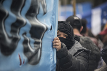 Buenos Aires.- Social organizations were preparing to deploy a camp in front of the Ministry of Social Development when the Police fired gas to disperse today, September 11, 2019 on Avenida 9 de Julio, in the Argentine capital. The protest day had begun earlier. Thousands of members of social organizations had begun to reach the Buenos Aires center and had installed popular pots in various corners to claim food items for community canteens, a 50 percent increase in social programs, and the opening to incorporate new beneficiaries. The extensive police operation had been installed to the Constitution area, where dozens of agents cut lanes on 9 de Julio Avenue and parallel streets to prevent protesters from climbing the highway, as happened in previous protests.