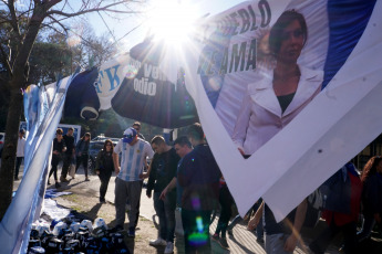 La Plata, Buenos Aires.- La candidata a vicepresidenta de la Argentina por el Frente de Todos, Cristina Fernández de Kirchner, presentó ayer 31 de agosto de 2019 en la Facultad de Periodismo de la Universidad Nacional de La Plata su libro ¨Sinceramente¨. Los seguidores de su espacio, en especial jóvenes, se acercaron desde temprano con todo tipo de "merchandising" propio de la "liturgia peronista".  Remeras, gorros, prendedores y banderas se vendían en las inmediaciones de la Facultad de Periodismo, de donde fue decana hasta hace unos meses quien ahora tiene altas chances de ser la próxima intendenta de la ciudad de La Plata, la Capital de la provincia de Buenos Aires, Florencia Saintout, quien la acompaño en su presentación, junto al candidato a gobernador provincial Axel Kicillof.