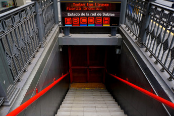 Buenos Aires, Argentina.- Los trabajadores de subte de Buenos Aires no llegaron a un acuerdo y realizaron un paro en todas las líneas este viernes de 13 a 17 horas. Los delegados gremiales reclamaron mayor cantidad de personal en la Línea E y el funcionamiento de más trenes en la línea E donde, según un comunicado de los delegados de 23 coches, funcionan sólo 11. La empresa concecionaria Metrovías respondió también mediante un comunicado que "la dotación de dicha línea se encuentra completa, y resulta suficiente para brindar una adecuada asistencia a los usuarios".