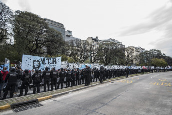 Buenos Aires.- Social organizations were preparing to deploy a camp in front of the Ministry of Social Development when the Police fired gas to disperse today, September 11, 2019 on Avenida 9 de Julio, in the Argentine capital. The protest day had begun earlier. Thousands of members of social organizations had begun to reach the Buenos Aires center and had installed popular pots in various corners to claim food items for community canteens, a 50 percent increase in social programs, and the opening to incorporate new beneficiaries. The extensive police operation had been installed to the Constitution area, where dozens of agents cut lanes on 9 de Julio Avenue and parallel streets to prevent protesters from climbing the highway, as happened in previous protests.