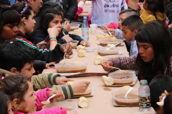 Buenos Aires, Argentina.- En la foto, hoy 11 de septiembre de 2019, en el Día del Maestro en la Argentina, los docentes se mobilizaron en distintos puntos del país convocados por la Confederación de Trabajadores de la Educación (Ctera). Con un desayuno comunitario y con juegos didácticos para toda la familia, los docentes celebraron su día con un pedido particular. "Con hambre no se puede enseñar ni aprender", fue la consigna del acto central por el Día del Maestro y la Maestra que se realizó frente al Cabildo. La jornada de tuvo por objetivo denunciar la situación que se vive en las aulas. "El hambre no espera", repitieron los maestros a lo largo de la mañana.