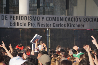 La Plata, Buenos Aires.- The candidate for vice president of Argentina for the Front of All, Cristina Fernández de Kirchner, presented yesterday, August 31, 2019 at the Faculty of Journalism of the National University of La Plata her book "Sincermente". The followers of their space, especially young people, approached early with all kinds of "merchandising" typical of the "Peronist liturgy." T-shirts, hats, pins and flags were sold in the vicinity of the Faculty of Journalism, from where it was dean until a few months ago who now has high chances of being the next mayor of the city of La Plata, the Capital of the province of Buenos Aires, Florencia Saintout, who accompanied her in her presentation, along with the provincial governor candidate Axel Kicillof.