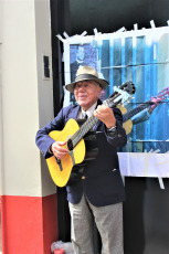 Buenos Aires, Argentina.- En las imágenes tomadas el domingo 8 de sptiembre de 2019 camino a la feria y aprovechando la gran afluencia turística, se instala una infinidad de artistas callejeros, donde predominan los cantantes de tango y bandoneonistas, y todo tipo de performance.