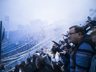 La Plata, Argentina.- En las imágenes tomadas hoy domingo 8 de septiembre de 2019 los simpatizantes del club que comenzó a dirigir el ex capitán de la selección argentina de fútbol Diego Armando Maradona, Gimnasia y Esgrima La Plata, que colmaron su estadio para recibir al ídolo en La Plata, la capital de la provincia de Buenos Aires, al sur de la Capital de Argentina. Desde temprano los simpatizantes comenzaron a llegar al estadio, en la zona del bosque de La Plata, en lo que era el primer entrenamiento del equipo de primera división del club dirigido por Maradona a puertas abiertas, que pelea el descenso y esta último en la tabla de posiciones  del campeonato de primera división del fútbol argentino.