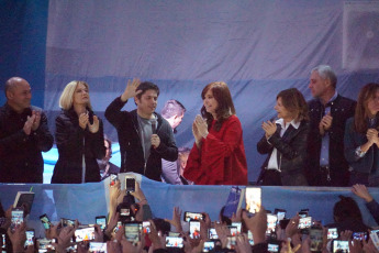 La Plata.- En la foto la candidata a vicepresidenta por el Frente de Todos, Cristina Fernández de Kirchner, afirmó hoy 31 de agosto que ¨sabía¨ que su espacio iba a ganar, pero ¨no se imaginaba por tanta diferencia¨, al exponer en la Facultad de Periodismo de la Universidad Nacional de La Plata, donde presentó su libro, ¨Sinceramente¨.