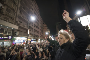 Buenos Aires, Argentina.-  En las imágenes miles de personas se juntaron en la fría noche del viernes 6 de septiembre de 2019 en distntos puntos de Buenos Aires para realizar un "flashmob" en contra del gobierno del Presidente Mauricio Macri, y en particular del Jefe de Gobierno de la Ciudad Autónoma de Buenos Aires, Horacio Rodríguez Larreta, el único político del círculo más cercano a Macri que ganó en su distrito en las últimas elecciones primarias argentinas del 11 de agosto.  El "flashmob" o "multitud relámpago" es una acción organizada en la que un gran grupo de personas se reúne de repente en un lugar público, realizan algo inusual y luego se dispersan rápidamente.  En este caso, la acción consiste en cantar una cumbia que se volvió viral que propone no votar al actual Jefe de Gobierno porteño Horacio Rodríguez Larreta y que dice en su estribillo "Macri ya fue, Vidal ya fue, si vos querés, Larreta también", instando a no votar por el candidato oficialista.