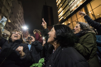 Buenos Aires, Argentina.- In the images thousands of people gathered on the cold night of Friday, September 6, 2019 in different parts of Buenos Aires to make a "flashmob" against the government of President Mauricio Macri, and in particular the Head of Government of the Autonomous City of Buenos Aires, Horacio Rodríguez Larreta, the only politician in the circle closest to Macri who won in his district in the last Argentine primary elections on August 11. The "flashmob" or "lightning crowd" is an organized action in which a large group of people suddenly meet in a public place, do something unusual and then quickly disperse. In this case, the action consists of singing a cumbia that went viral that proposes not to vote for the current Head of Government of Buenos Aires Horacio Rodríguez Larreta and that says in his chorus "Macri already was, Vidal was already, if you want, Larreta too" , urging not to vote for the official candidate.