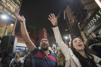 Buenos Aires, Argentina.-  En las imágenes miles de personas se juntaron en la fría noche del viernes 6 de septiembre de 2019 en distntos puntos de Buenos Aires para realizar un "flashmob" en contra del gobierno del Presidente Mauricio Macri, y en particular del Jefe de Gobierno de la Ciudad Autónoma de Buenos Aires, Horacio Rodríguez Larreta, el único político del círculo más cercano a Macri que ganó en su distrito en las últimas elecciones primarias argentinas del 11 de agosto.  El "flashmob" o "multitud relámpago" es una acción organizada en la que un gran grupo de personas se reúne de repente en un lugar público, realizan algo inusual y luego se dispersan rápidamente.  En este caso, la acción consiste en cantar una cumbia que se volvió viral que propone no votar al actual Jefe de Gobierno porteño Horacio Rodríguez Larreta y que dice en su estribillo "Macri ya fue, Vidal ya fue, si vos querés, Larreta también", instando a no votar por el candidato oficialista.