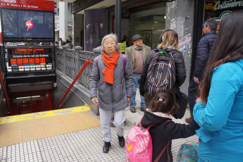 Buenos Aires, Argentina.- The subway workers of Buenos Aires did not reach an agreement and made a strike on all lines this Friday from 13 to 17 hours. Guild delegates claimed more personnel on Line E and the operation of more trains on line E where, according to a statement by delegates of 23 cars, only 11 operate. The Metrovías concessionary company also responded by means of a statement that "the provision of said line is complete, and is sufficient to provide adequate assistance to users."