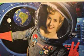 Buenos Aires, Argentina.- En la imágen tomada el domingo 8 de septiembre de 2019 Eva Perón en el espacio como astronauta, haciendo el típico saludo peronista con los dedos en forma de V.   En las salas temporarias del Museo Eva Perón, en el barrio de Palermo de la Ciudad Autónoma de Buenos Aires, puede visitarse la muestra “Asteroide 1569 Evita”, de la artista Mariana Olmi. Artista polifacética, pintora, cantante y diseñadora, Marina Olmi presenta un nuevo conjunto de óleos de gran tamaño donde Evita es la principal protagonista. La artista transmite en sus obras un humor peculiar, desmitificando la figura de Eva al situarla en los escenarios y épocas más insólitos. La exposición permanecerá abierta de martes a domingos, de 11 a 19 hs. hasta el 4 de noviembre.