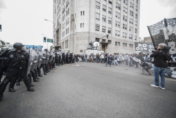 Buenos Aires.- Organizaciones sociales se disponían a desplegar un acampe frente al Ministerio de Desarrollo Social cuando la Policía tiró gases para dispersar hoy miércoles 11 de septiembre de 2019 en la Avenida 9 de julio, de la capital Argentina.  La jornada de protesta había comenzado más temprano. Miles de integrantes de organizaciones sociales habían comenzado a llegar hasta el centro porteño y habían instalado ollas populares en diversas esquinas para reclamar partidas de alimentos para comedores comunitarios, un aumento del 50 por ciento en los programas sociales, y la apertura para incorporar nuevos beneficiarios.  El extenso operativo policial se había instalado hasta la zona de Constitución, donde decenas de agentes cortaron carriles de la avenida 9 de Julio y calles paralelas para evitar que los manifestantes suban a la autopista, como ocurrió en protestas anteriores.