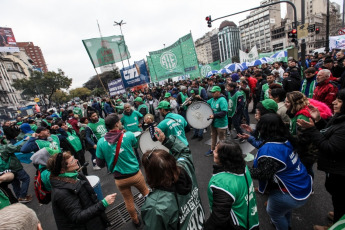 Buenos Aires, Argentina.- En la foto, gremios estatales paran hoy martes 10 de septiembre de 2019 en toda la Argentina y marchan en el centro de la ciudad de Buenos Aires en reclamo de la reapertura de paritarias y la reincorporación de empleados despedidos. Podría haber demoras y cancelaciones en los vuelos de todos los aeropuertos del país. El paro comenzó a las 0 del martes mientras que las concentraciones arrancaron a las 10. Quizás la más numerosa transcurre en la esquina de Esmeralda y Diagonal Norte. Desde allí todos los gremios marcharán hacia la Secretaría de Hacienda y la Secretaría de Modernización.