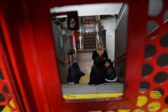 Buenos Aires, Argentina.- Los trabajadores de subte de Buenos Aires no llegaron a un acuerdo y realizaron un paro en todas las líneas este viernes de 13 a 17 horas. Los delegados gremiales reclamaron mayor cantidad de personal en la Línea E y el funcionamiento de más trenes en la línea E donde, según un comunicado de los delegados de 23 coches, funcionan sólo 11. La empresa concecionaria Metrovías respondió también mediante un comunicado que "la dotación de dicha línea se encuentra completa, y resulta suficiente para brindar una adecuada asistencia a los usuarios".