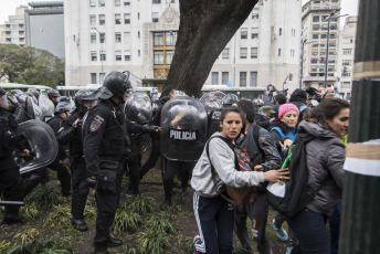 Buenos Aires.- Organizaciones sociales se disponían a desplegar un acampe frente al Ministerio de Desarrollo Social cuando la Policía tiró gases para dispersar hoy miércoles 11 de septiembre de 2019 en la Avenida 9 de julio, de la capital Argentina.  La jornada de protesta había comenzado más temprano. Miles de integrantes de organizaciones sociales habían comenzado a llegar hasta el centro porteño y habían instalado ollas populares en diversas esquinas para reclamar partidas de alimentos para comedores comunitarios, un aumento del 50 por ciento en los programas sociales, y la apertura para incorporar nuevos beneficiarios.  El extenso operativo policial se había instalado hasta la zona de Constitución, donde decenas de agentes cortaron carriles de la avenida 9 de Julio y calles paralelas para evitar que los manifestantes suban a la autopista, como ocurrió en protestas anteriores.