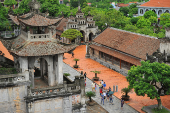 Vetnam.- La catedral de piedra Phat Diem, ubicada en el distrito Kim Son de la provincia norteña de Ninh Binh, a unos 120 km al sur de Hanoi, es una de las iglesias más famosas y hermosas de Vietnam. Construida durante 24 años consecutivos desde 1875 hasta 1898, la iglesia católica tiene una arquitectura especial, una mezcla de los estilos arquitectónicos de las iglesias occidentales y los edificios religiosos vietnamitas, como casas comunales, pagodas y templos. La catedral tiene 74 metros de largo, 21 metros de ancho y 15 metros de alto con cuatro techos, reproduciendo los techos de pagodas vietnamitas. Además de la catedral, hay otras seis estructuras en el complejo, incluida una capilla de piedra y un elegante campanario. Todo este complejo se extiende sobre un área de 6.1 ha.