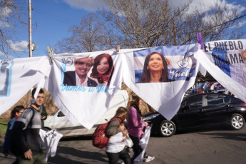 La Plata, Buenos Aires.- La candidata a vicepresidenta de la Argentina por el Frente de Todos, Cristina Fernández de Kirchner, presentó ayer 31 de agosto de 2019 en la Facultad de Periodismo de la Universidad Nacional de La Plata su libro ¨Sinceramente¨. Los seguidores de su espacio, en especial jóvenes, se acercaron desde temprano con todo tipo de "merchandising" propio de la "liturgia peronista".  Remeras, gorros, prendedores y banderas se vendían en las inmediaciones de la Facultad de Periodismo, de donde fue decana hasta hace unos meses quien ahora tiene altas chances de ser la próxima intendenta de la ciudad de La Plata, la Capital de la provincia de Buenos Aires, Florencia Saintout, quien la acompaño en su presentación, junto al candidato a gobernador provincial Axel Kicillof.