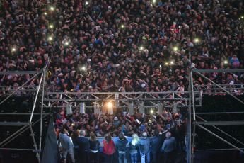 La Plata, Buenos Aires.- La candidata a vicepresidenta de la Argentina por el Frente de Todos, Cristina Fernández de Kirchner, hoy 31 de agosto de 2019 en la Facultad de Periodismo de la Universidad Nacional de La Plata su libro ¨Sinceramente¨. Los seguidores de su espacio, en especial jóvenes, se acercaron desde temprano a las inmediaciones de la Facultad de Periodismo, de donde fue decana hasta hace unos meses quien ahora tiene altas chances de ser la próxima intendenta de la ciudad de La Plata, la Capital de la provincia de Buenos Aires, Florencia Saintout, quien la acompaño en su presentación, junto al candidato a gobernador provincial Axel Kicillof.