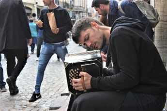 Buenos Aires, Argentina.- En las imágenes tomadas el domingo 8 de sptiembre de 2019 camino a la feria y aprovechando la gran afluencia turística, se instala una infinidad de artistas callejeros, donde predominan los cantantes de tango y bandoneonistas, y todo tipo de performance.