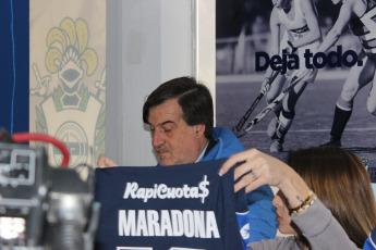 La Plata, Argentina.- En la imágen tomada hoy 6 de septiembre de 2019 en la sede del Club Gimnasia y Esgrima La Plata imágenes de la camiseta del club que comenzará a dirigir Diego Maradona en los próximos días con su nombre, que se vendía en la sede del club, abarrotada de simpatizantes queriendo asociarse al club.  Gimnasia y Esgrima La Plata es un modesto club de la ciudad de La Plata, la capital de la provincia de Buenos Aires, que aunque es uno de los clubes de fútbol más antiguos de la Argentina, nunca ha obtenido un campeonato oficial de primera división y actualmente pelea por no descender a segunda división. La venida de Maradona como Director Técnico es tomada por la institución como una oportunidad para generar más socios y vender su camiseta.