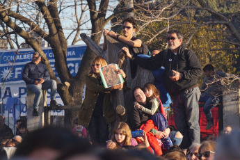 La Plata, Buenos Aires.- The candidate for vice president of Argentina for the Front of All, Cristina Fernández de Kirchner, presented yesterday, August 31, 2019 at the Faculty of Journalism of the National University of La Plata her book "Sincermente". The followers of their space, especially young people, approached early with all kinds of "merchandising" typical of the "Peronist liturgy." T-shirts, hats, pins and flags were sold in the vicinity of the Faculty of Journalism, from where it was dean until a few months ago who now has high chances of being the next mayor of the city of La Plata, the Capital of the province of Buenos Aires, Florencia Saintout, who accompanied her in her presentation, along with the provincial governor candidate Axel Kicillof.