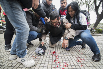 Buenos Aires.- Social organizations were preparing to deploy a camp in front of the Ministry of Social Development when the Police fired gas to disperse today, September 11, 2019 on Avenida 9 de Julio, in the Argentine capital. The protest day had begun earlier. Thousands of members of social organizations had begun to reach the Buenos Aires center and had installed popular pots in various corners to claim food items for community canteens, a 50 percent increase in social programs, and the opening to incorporate new beneficiaries. The extensive police operation had been installed to the Constitution area, where dozens of agents cut lanes on 9 de Julio Avenue and parallel streets to prevent protesters from climbing the highway, as happened in previous protests.