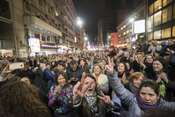 Buenos Aires, Argentina.-  En las imágenes miles de personas se juntaron en la fría noche del viernes 6 de septiembre de 2019 en distntos puntos de Buenos Aires para realizar un "flashmob" en contra del gobierno del Presidente Mauricio Macri, y en particular del Jefe de Gobierno de la Ciudad Autónoma de Buenos Aires, Horacio Rodríguez Larreta, el único político del círculo más cercano a Macri que ganó en su distrito en las últimas elecciones primarias argentinas del 11 de agosto.  El "flashmob" o "multitud relámpago" es una acción organizada en la que un gran grupo de personas se reúne de repente en un lugar público, realizan algo inusual y luego se dispersan rápidamente.  En este caso, la acción consiste en cantar una cumbia que se volvió viral que propone no votar al actual Jefe de Gobierno porteño Horacio Rodríguez Larreta y que dice en su estribillo "Macri ya fue, Vidal ya fue, si vos querés, Larreta también", instando a no votar por el candidato oficialista.