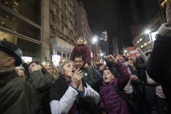 Buenos Aires, Argentina.-  En las imágenes miles de personas se juntaron en la fría noche del viernes 6 de septiembre de 2019 en distntos puntos de Buenos Aires para realizar un "flashmob" en contra del gobierno del Presidente Mauricio Macri, y en particular del Jefe de Gobierno de la Ciudad Autónoma de Buenos Aires, Horacio Rodríguez Larreta, el único político del círculo más cercano a Macri que ganó en su distrito en las últimas elecciones primarias argentinas del 11 de agosto.  El "flashmob" o "multitud relámpago" es una acción organizada en la que un gran grupo de personas se reúne de repente en un lugar público, realizan algo inusual y luego se dispersan rápidamente.  En este caso, la acción consiste en cantar una cumbia que se volvió viral que propone no votar al actual Jefe de Gobierno porteño Horacio Rodríguez Larreta y que dice en su estribillo "Macri ya fue, Vidal ya fue, si vos querés, Larreta también", instando a no votar por el candidato oficialista.