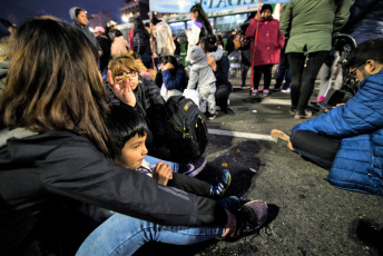 Buenos Aires, Argentina.- Miles de integrantes de organizaciones sociales comenzaron a llegar hasta el centro porteño e instalaron ollas populares en diversas esquinas para reclamar partidas de alimentos para comedores comunitarios, un aumento del 50 por ciento en los programas sociales y la apertura para incorporar nuevos beneficiarios, el 11 de septiembre de 2019. El extenso operativo policial se instaló hasta la zona de Constitución, donde decenas de agentes cortaron carriles de la Avenida 9 de Julio y calles paralelas para evitar que los manifestantes suban a la autopista, como ocurrió en protestas anteriores.