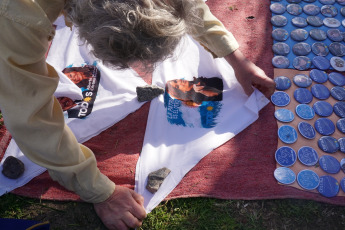 La Plata, Buenos Aires.- La candidata a vicepresidenta de la Argentina por el Frente de Todos, Cristina Fernández de Kirchner, presentó ayer 31 de agosto de 2019 en la Facultad de Periodismo de la Universidad Nacional de La Plata su libro ¨Sinceramente¨. Los seguidores de su espacio, en especial jóvenes, se acercaron desde temprano con todo tipo de "merchandising" propio de la "liturgia peronista".  Remeras, gorros, prendedores y banderas se vendían en las inmediaciones de la Facultad de Periodismo, de donde fue decana hasta hace unos meses quien ahora tiene altas chances de ser la próxima intendenta de la ciudad de La Plata, la Capital de la provincia de Buenos Aires, Florencia Saintout, quien la acompaño en su presentación, junto al candidato a gobernador provincial Axel Kicillof.