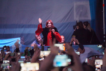 La Plata.- En la foto la candidata a vicepresidenta por el Frente de Todos, Cristina Fernández de Kirchner, afirmó hoy 31 de agosto que ¨sabía¨ que su espacio iba a ganar, pero ¨no se imaginaba por tanta diferencia¨, al exponer en la Facultad de Periodismo de la Universidad Nacional de La Plata, donde presentó su libro, ¨Sinceramente¨.