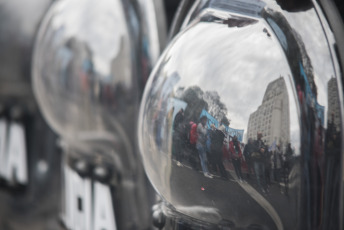 Buenos Aires.- Social organizations were preparing to deploy a camp in front of the Ministry of Social Development when the Police fired gas to disperse today, September 11, 2019 on Avenida 9 de Julio, in the Argentine capital. The protest day had begun earlier. Thousands of members of social organizations had begun to reach the Buenos Aires center and had installed popular pots in various corners to claim food items for community canteens, a 50 percent increase in social programs, and the opening to incorporate new beneficiaries. The extensive police operation had been installed to the Constitution area, where dozens of agents cut lanes on 9 de Julio Avenue and parallel streets to prevent protesters from climbing the highway, as happened in previous protests.