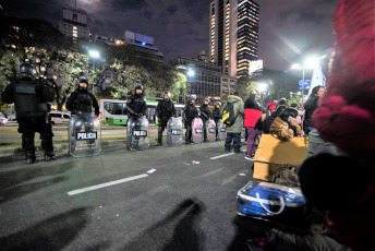 Buenos Aires, Argentina.- Miles de integrantes de organizaciones sociales comenzaron a llegar hasta el centro porteño e instalaron ollas populares en diversas esquinas para reclamar partidas de alimentos para comedores comunitarios, un aumento del 50 por ciento en los programas sociales y la apertura para incorporar nuevos beneficiarios, el 11 de septiembre de 2019. El extenso operativo policial se instaló hasta la zona de Constitución, donde decenas de agentes cortaron carriles de la Avenida 9 de Julio y calles paralelas para evitar que los manifestantes suban a la autopista, como ocurrió en protestas anteriores.