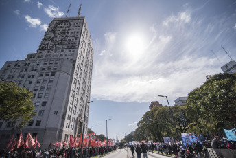 Buenos Aires.- En las imégenes tomadas hoy 4 de septiembre de 2019 manifestantes integrantes de organizaciones sociales reclaman por la sanción de la ley de emergencia alimentaria frente al Ministerio de Desarrollo Social de la Nación, sobre la avenida 9 de julio, la principal arteria de la capital argentina. Más tarde, algunos dirigentes de las agrupaciones se reunirán con diputados opositores, con el propósito de unificar los distintos proyectos de ley sobre emergencia alimentaria que existen en el Congreso.  Según los dirigentes sociales, la convocatoria fue hecha a diputados de todos los bloques, incluyendo al oficialismo.