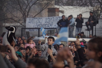 La Plata, Buenos Aires.- The candidate for vice president of Argentina for the Front of All, Cristina Fernández de Kirchner, presented yesterday, August 31, 2019 at the Faculty of Journalism of the National University of La Plata her book "Sincermente". The followers of their space, especially young people, approached early with all kinds of "merchandising" typical of the "Peronist liturgy." T-shirts, hats, pins and flags were sold in the vicinity of the Faculty of Journalism, from where it was dean until a few months ago who now has high chances of being the next mayor of the city of La Plata, the Capital of the province of Buenos Aires, Florencia Saintout, who accompanied her in her presentation, along with the provincial governor candidate Axel Kicillof.