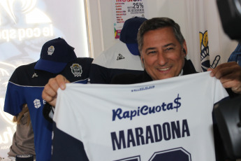 La Plata, Argentina.- En la imágen tomada hoy 6 de septiembre de 2019 en la sede del Club Gimnasia y Esgrima La Plata imágenes de la camiseta del club que comenzará a dirigir Diego Maradona en los próximos días con su nombre, que se vendía en la sede del club, abarrotada de simpatizantes queriendo asociarse al club.  Gimnasia y Esgrima La Plata es un modesto club de la ciudad de La Plata, la capital de la provincia de Buenos Aires, que aunque es uno de los clubes de fútbol más antiguos de la Argentina, nunca ha obtenido un campeonato oficial de primera división y actualmente pelea por no descender a segunda división. La venida de Maradona como Director Técnico es tomada por la institución como una oportunidad para generar más socios y vender su camiseta.