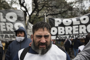 Buenos Aires.- Organizaciones sociales se disponían a desplegar un acampe frente al Ministerio de Desarrollo Social cuando la Policía tiró gases para dispersar hoy miércoles 11 de septiembre de 2019 en la Avenida 9 de julio, de la capital Argentina.  La jornada de protesta había comenzado más temprano. Miles de integrantes de organizaciones sociales habían comenzado a llegar hasta el centro porteño y habían instalado ollas populares en diversas esquinas para reclamar partidas de alimentos para comedores comunitarios, un aumento del 50 por ciento en los programas sociales, y la apertura para incorporar nuevos beneficiarios.  El extenso operativo policial se había instalado hasta la zona de Constitución, donde decenas de agentes cortaron carriles de la avenida 9 de Julio y calles paralelas para evitar que los manifestantes suban a la autopista, como ocurrió en protestas anteriores.