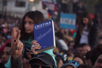 La Plata, Buenos Aires.- The candidate for vice president of Argentina for the Front of All, Cristina Fernández de Kirchner, presented yesterday, August 31, 2019 at the Faculty of Journalism of the National University of La Plata her book "Sincermente". The followers of their space, especially young people, approached early with all kinds of "merchandising" typical of the "Peronist liturgy." T-shirts, hats, pins and flags were sold in the vicinity of the Faculty of Journalism, from where it was dean until a few months ago who now has high chances of being the next mayor of the city of La Plata, the Capital of the province of Buenos Aires, Florencia Saintout, who accompanied her in her presentation, along with the provincial governor candidate Axel Kicillof.