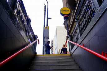 Buenos Aires, Argentina.- Los trabajadores de subte de Buenos Aires no llegaron a un acuerdo y realizaron un paro en todas las líneas este viernes de 13 a 17 horas. Los delegados gremiales reclamaron mayor cantidad de personal en la Línea E y el funcionamiento de más trenes en la línea E donde, según un comunicado de los delegados de 23 coches, funcionan sólo 11. La empresa concecionaria Metrovías respondió también mediante un comunicado que "la dotación de dicha línea se encuentra completa, y resulta suficiente para brindar una adecuada asistencia a los usuarios".