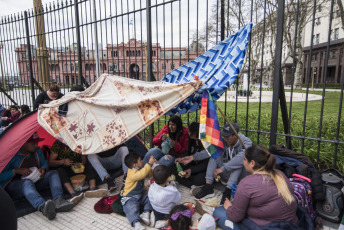 Buenos Aires.- Social organizations are concentrated in the Plaza de Mayo, in front of the Casa Rosada, headquarters of the Argentine Executive Power, in claim of "salary increases and creation of new jobs" and coincides with the camp that other organizations have planned for the "food emergency" in front of the Ministry of Social Development, today, September 11, 2019. The concentration in Plaza de Mayo coincides with the announcement of the main Argentine trade union center the CGT about a negotiation with the Government for a bonus of $ 5,000 for workers.