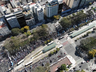 Buenos Aires.- En las imégenes tomadas con drone hoy 4 de septiembre de 2019 manifestantes integrantes de organizaciones sociales se movilizan en reclamo de la sanción de la ley de emergencia alimentaria en las inmediaciones del Ministerio de Desarrollo Social de la Nación, sobre la avenida 9 de julio, la principal arteria de la capital argentina. En la fachada del edificio se observa una imágen de Eva Duarte de Perón, conocida popularmente como "Evita" y "la abanderada de los humildes".