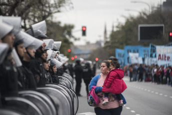 Buenos Aires.- Organizaciones sociales se disponían a desplegar un acampe frente al Ministerio de Desarrollo Social cuando la Policía tiró gases para dispersar hoy miércoles 11 de septiembre de 2019 en la Avenida 9 de julio, de la capital Argentina.  La jornada de protesta había comenzado más temprano. Miles de integrantes de organizaciones sociales habían comenzado a llegar hasta el centro porteño y habían instalado ollas populares en diversas esquinas para reclamar partidas de alimentos para comedores comunitarios, un aumento del 50 por ciento en los programas sociales, y la apertura para incorporar nuevos beneficiarios.  El extenso operativo policial se había instalado hasta la zona de Constitución, donde decenas de agentes cortaron carriles de la avenida 9 de Julio y calles paralelas para evitar que los manifestantes suban a la autopista, como ocurrió en protestas anteriores.