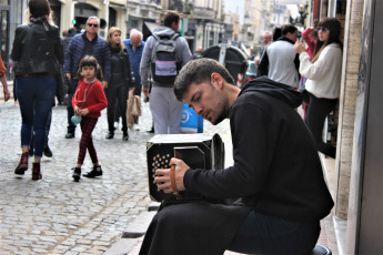 Buenos Aires, Argentina.- In the images taken on Sunday, September 8, 2019 on the way to the fair and taking advantage of the large tourist influx, an infinity of street artists is installed, where tango singers and bandoneonists predominate, and all kinds of performance .