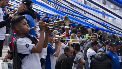 La Plata, Argentina.- In the images taken today, Sunday, September 8, 2019, the supporters of the club that the former captain of the Argentine soccer team Diego Armando Maradona, Gimnasia y Esgrima La Plata, who filled their stadium to receive, began to lead to the idol in La Plata, the capital of the province of Buenos Aires, south of the Capital of Argentina. From early on, the supporters began to arrive at the stadium, in the area of the La Plata forest, in what was the first training of the first division team of the club led by Maradona behind open doors, which fights the descent and the latter in the table of positions of the championship of first division of Argentine soccer.