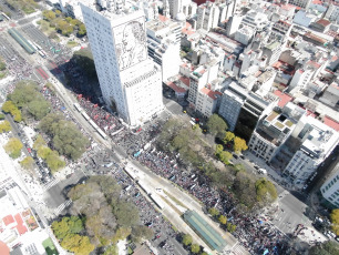 Buenos Aires.- En las imégenes tomadas con drone hoy 4 de septiembre de 2019 manifestantes integrantes de organizaciones sociales se movilizan en reclamo de la sanción de la ley de emergencia alimentaria en las inmediaciones del Ministerio de Desarrollo Social de la Nación, sobre la avenida 9 de julio, la principal arteria de la capital argentina. En la fachada del edificio se observa una imágen de Eva Duarte de Perón, conocida popularmente como "Evita" y "la abanderada de los humildes".