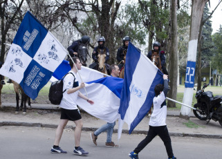 La Plata, Argentina.- En las imágenes tomadas hoy domingo 8 de septiembre de 2019 los simpatizantes del club que comenzó a dirigir el ex capitán de la selección argentina de fútbol Diego Armando Maradona, Gimnasia y Esgrima La Plata, que colmaron su estadio para recibir al ídolo en La Plata, la capital de la provincia de Buenos Aires, al sur de la Capital de Argentina. Desde temprano los simpatizantes comenzaron a llegar al estadio, en la zona del bosque de La Plata, en lo que era el primer entrenamiento del equipo de primera división del club dirigido por Maradona a puertas abiertas, que pelea el descenso y esta último en la tabla de posiciones  del campeonato de primera división del fútbol argentino.