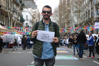 Buenos Aires, Argentina.- En la foto, hoy 11 de septiembre de 2019, en el Día del Maestro en la Argentina, los docentes se mobilizaron en distintos puntos del país convocados por la Confederación de Trabajadores de la Educación (Ctera). Con un desayuno comunitario y con juegos didácticos para toda la familia, los docentes celebraron su día con un pedido particular. "Con hambre no se puede enseñar ni aprender", fue la consigna del acto central por el Día del Maestro y la Maestra que se realizó frente al Cabildo. La jornada de tuvo por objetivo denunciar la situación que se vive en las aulas. "El hambre no espera", repitieron los maestros a lo largo de la mañana.