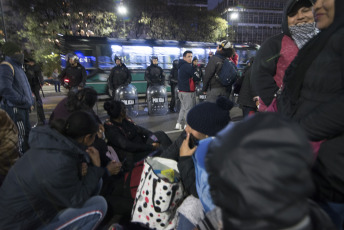 Buenos Aires, Argentina.- Miles de integrantes de organizaciones sociales comenzaron a llegar hasta el centro porteño e instalaron ollas populares en diversas esquinas para reclamar partidas de alimentos para comedores comunitarios, un aumento del 50 por ciento en los programas sociales y la apertura para incorporar nuevos beneficiarios, el 11 de septiembre de 2019. El extenso operativo policial se instaló hasta la zona de Constitución, donde decenas de agentes cortaron carriles de la Avenida 9 de Julio y calles paralelas para evitar que los manifestantes suban a la autopista, como ocurrió en protestas anteriores.